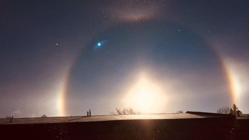 Kristal es itu biasanya berada di awan-awan yang tinggi dan dingin, seperi cirrus dan cirrostratus. Satu lagi penampakan sun dog dari Kanada. Foto: Twitter/mrsjordens