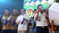 Anies memukul bedug sebagai tanda peluncuran program rumah DP Rp 0 di Klapa Village, Pondok Kelapa, Jaktim, Jumat (12/10).