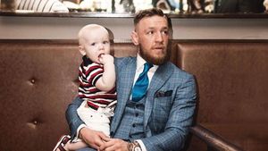 7 Potret Manis Petarung Conor McGregor Bersama Anak
