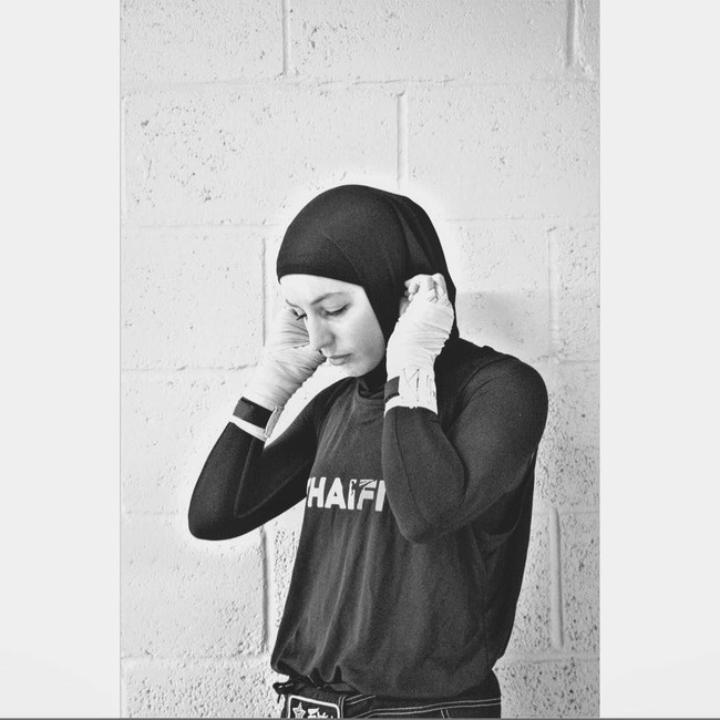 Nasrine juga membuat tempat fitness dan Thai Boxing di London bernama Thai Fit London. Program fitness di tempat ini pernah memenangkan penghargaan dunia. Foto: Instagram/hijabi.lifts