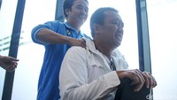 Dia tampak meringis kesakitan.