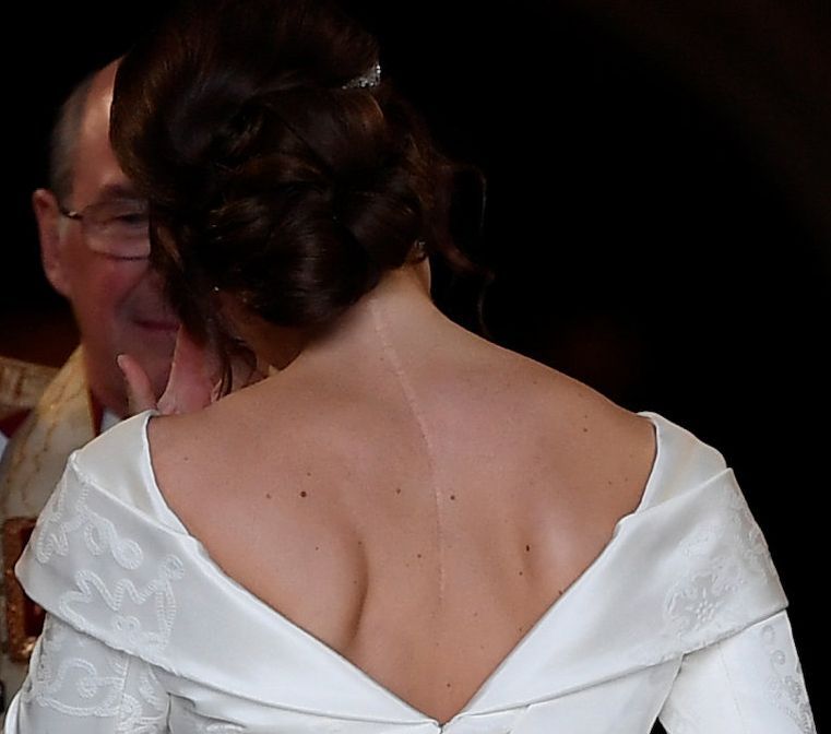 putri eugenie Britain's Princess Eugenie arrives accompanied by her father Prince Andrew, Duke of York, at St George's Chapel for her wedding to Jack Brooksbank in Windsor Castle, Windsor, Britain October 12, 2018. REUTERS/Toby Melville