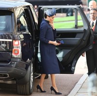 Meghan Markle muncul dalam balutan gaun biru navy bersiluet coat dari Givenchy rancangan Clare Waight. (Foto: Getty Images)