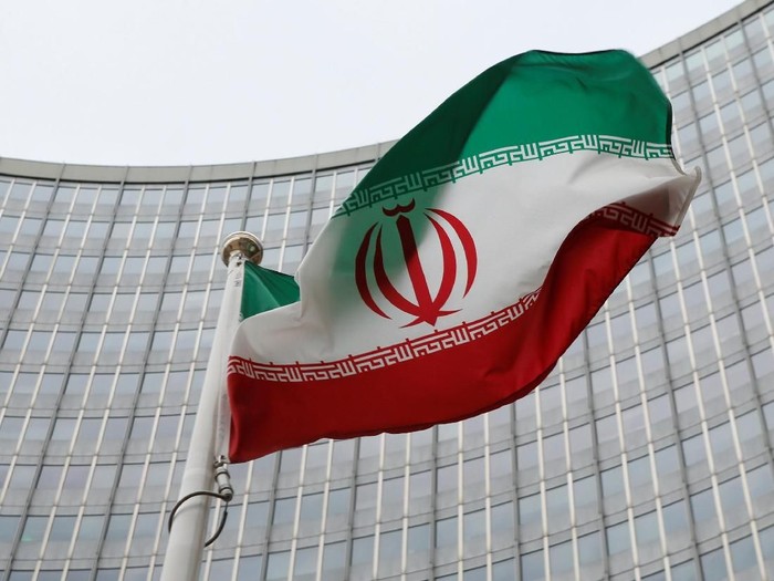 FILE PHOTO: An Iranian flag flutters in front of the International Atomic Energy Agency (IAEA) headquarters in Vienna, Austria, January 15, 2016.   REUTERS/Leonhard Foeger/File Photo