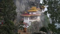 Foto: Selama 46 tahun terakhir, pemerintah Bhutan memilih untuk mengukur kemajuan bukan melalui produk domestik bruto (PDB) tetapi melalui Kebahagiaan Nasional Bruto. Ukuran ini sangat menekankan pada perlindungan lingkungan alam yang kaya di negara itu (Bhutan Tourism/CNN Travel)