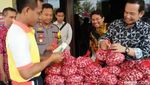 Polisi Borong Bawang Petani di Brebes, Masing-masing 2 Kg