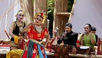Mereka diiringi gamelan dan suara merdu sinden.