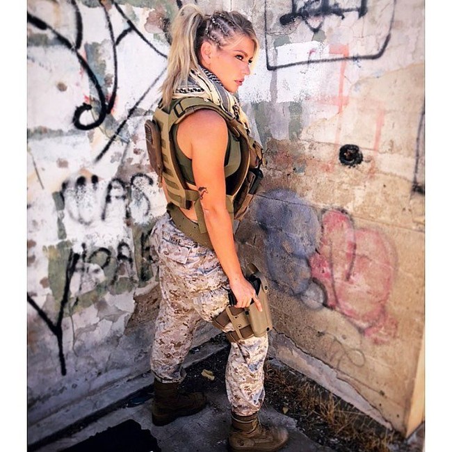 Shannon pun mengaku sebenarnya sangat mencintai pekerjaannya sebagai tentara angkatan laut. Ia juga membuktikan jika wanita bisa menjalani profesi yang dianggap berat dan didominasi para pria. Foto: Instagram @shannonihrke