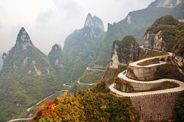Sepanjang jalan menuju Taman Nasional Pegunungan Tianmen, Zhangjiajie, China mungkin bisa jadi jalanan paling mengerikan buat kamu yang mau lewat sini. Jalanan ini berada di atas ketinggian 1.041 meter, dengan medan berkelok dan tikungan tajam. Istimewa/iStock  Sepanjang jalan menuju Taman Nasional Pegunungan Tianmen, Zhangjiajie, China mungkin bisa jadi jalanan paling mengerikan buat kamu yang mau lewat sini. Jalanan ini berada di atas ketinggian 1.041 meter, dengan medan berkelok dan tikungan tajam. Istimewa/iStock Â