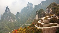 Sepanjang jalan menuju Taman Nasional Pegunungan Tianmen, Zhangjiajie, China mungkin bisa jadi jalanan paling mengerikan buat kamu yang mau lewat sini. Jalanan ini berada di atas ketinggian 1.041 meter, dengan medan berkelok dan tikungan tajam. Istimewa/iStock   