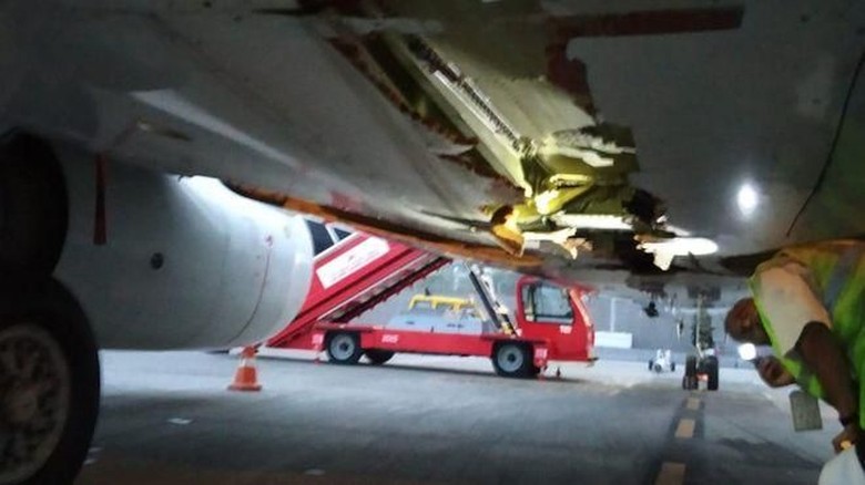 Serempet Tembok Saat Lepas Landas, Pesawat Air India Tercabik Serempet Tembok Saat Lepas Landas, Pesawat Air India Tercabik