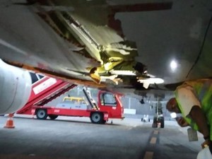 Serempet Tembok Saat Lepas Landas, Pesawat Air India Tercabik