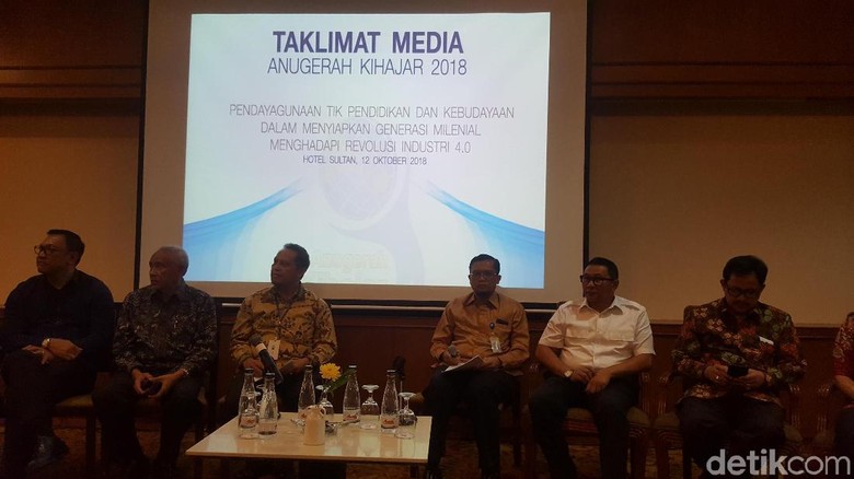 Ridwan Kamil hingga Pakde Karwo Raih Anugerah Kihajar dari Kemdikbud Ridwan Kamil hingga Pakde Karwo Raih Anugerah Kihajar dari Kemdikbud