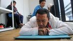 Ekspresi Imam Nahrawi Saat Coba Pijat Difabel