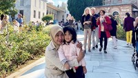Mini memang bertugas menjaga putri dari Olla Ramlan yakni Adreena, kakak dari Aleena. Dok. Instagram/mini_saputri