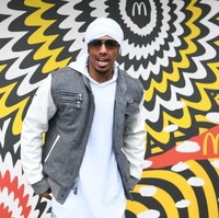 Nick CannonUntuk membantu ibunya, Nick pernah bekerja di Weinerschitzel di usia 17. Namun ia dipecat karena bakatnya melucu. Aku akhirnya dipecat karena aku bermain dengan sistem intercom di drive-thru, melawak, katanya kepada MTV. Foto: Getty Images