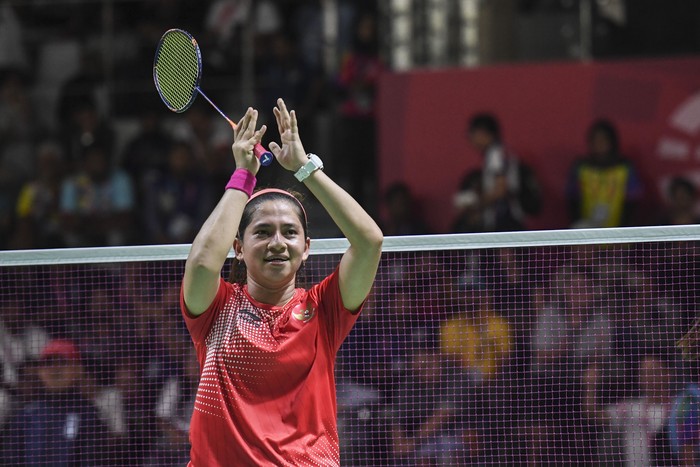 Pebulutangkis putri Indonesia Oktila Leani Ratri menyapa penonton usai bertanding melawan pebulutangkis Cina Hefang Cheng pada final tunggal perorangan putri Asian Para Games 2018 di Istora Senayan, Jakarta, Jumat (12/10). Oktila meraih perak usai kalah melawan Hefang Cheng dengan skor 21-19, 18-21, dan 13-21.ANTARA FOTO/Hafidz Mubarak A/ama/18