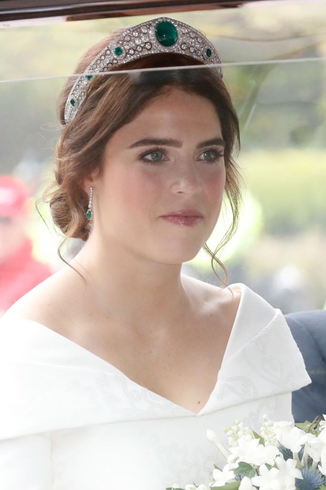 Meskipun berhias bekas luka memanjang karena operasi punggung, penampilan Putri Eugenie tetap memukau. Happy Wedding, Princess! Foto: Getty Images