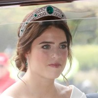 Tiara berlapis platinum dan berlian tersebut sebear 93 karat dengan hiasan batu emerald cukup besar di tengahnya dan terdiri dari emerald enam hiasan emerald yang lebih kecil mengelilingi tiara.  Foto: dok. Getty Images