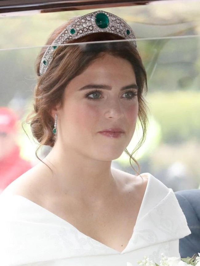 Tiara berlapis platinum dan berlian tersebut sebear 93 karat dengan hiasan batu emerald cukup besar di tengahnya dan terdiri dari emerald enam hiasan emerald yang lebih kecil mengelilingi tiara.  Foto: dok. Getty Images