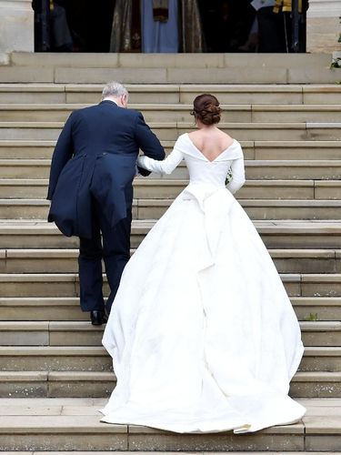 Nikah, Putri Eugenie Cantik Bergaun Putih & Pakai Tiara 