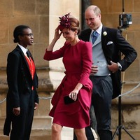 Gaun fuchsia tersebut merupakan bagian dari koleksi Alexander McQueen. Ia memadukannya dengan clutch hitam klasik dan heels marun berbahan velvet. Foto: Getty Images