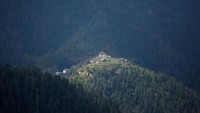 Foto: Meski Bhutan ikut membantu dalam perang melawan perubahan iklim, negara itu sangat rentan terhadap dampaknya. Bhutan melaporkan bahwa hutannya terkena dampak hujan berlebih yang mengakibatkan seringnya banjir, tanah longsor, dan di masa depan, sektor tenaga airnya dapat terganggu parah oleh mencairnya gletser di Himalaya (Ed Jones/AFP/Getty Images/CNN Travel)