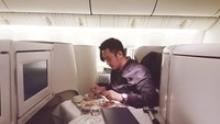 Haydar juga banyak menghabiskan waktu di pesawat sebagai penumpang lho. Lihat saja saat ia menikmati makan malam di kabin kelas bisnis ini. Foto: instagram @haydarpratama