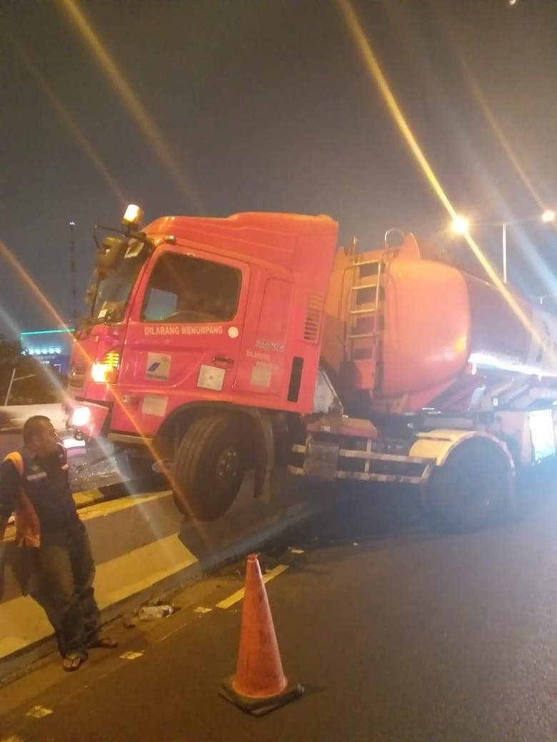 Truk Pertamina Tabrak Pembatas di Tol Ancol, Lalin Macet Truk Pertamina Tabrak Pembatas di Tol Ancol, Lalin Macet