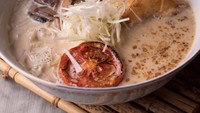 Terdapat dua pilihan ramen di Yoisho Ramen, ramen kuah dan ramen kering. Andalannya ada ramen Shio Paitan yang berisi ajitama egg, ayam charsiu, dan jamur. Kalau suka pedas, bisa coba Spicy Shio Paitan. Gerai ini ada di wilayah Senopati dan Mall Kota Kasablanka. Foto: Instagram yoishoramen