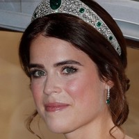 Tiara dengan hiasan batu emerald tersebut adalah milik ratu elizabeth. Tiara mewah berkilau itu dibuat oleh Boucheron di 1919.  Foto: Getty Images