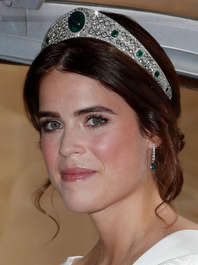 Tiara dengan hiasan batu emerald tersebut adalah milik ratu elizabeth. Tiara mewah berkilau itu dibuat oleh Boucheron di 1919.  Foto: Getty Images