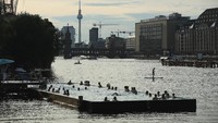 Foto: Berenang di kolam ini biayanya Euro 5,50 (Rp 96 ribu) (Sean Gallup/Getty Images)