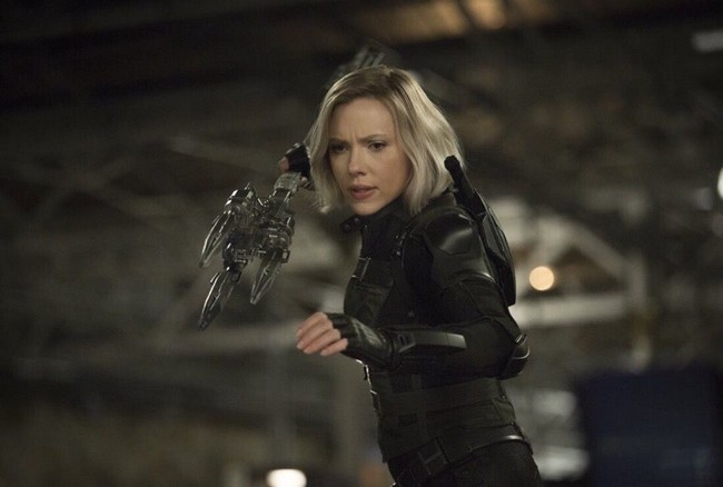 Scarlett Johansson dilatih seperti atlet Olimpiade untuk perannya sebagai Black Widow. Sesi olahraga Scarlett di bawah pengawasan pelatih pribadinya Eric Johnson meliputi yoga, angkat berat, kettlebell sampai senam selama berjam-jam. Scarlett juga puasa 12-15 jam, juga hanya mengonsumsi makanan tinggi protein dan lemak. Foto: imdb.