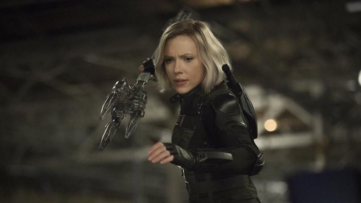 Qora yubkadagi qora taytdagi sexy ayol Yalangoch chomilishni tomosha qiling