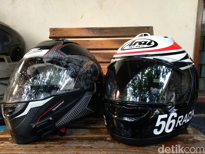 Cuci Helm Motor. Foto: Luthfi Anshori Cuci Helm Motor. Foto: Luthfi Anshori