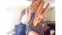 Kate mengaku nggak bisa meninggalkan Prancis tanpa membawa baguette. Wah, ia pasti bahagia banget nih. Foto: Instagram katehudson