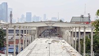 Sejumlah pekerja mengerjakan proyek skybridge di Tanah Abang, Jakarta Pusat, Jumat (12/10/2018).