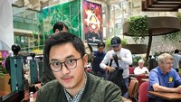 Kalau lagi tak berseragam, Haydar tidak tampak seperti pilot ya tapi kelihatan kayak model. Lihat saja gayanga saat menikmati sebuah cake dengan jus jeruk di Singapura. Foto: instagram @haydarpratama