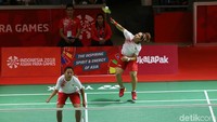 Smash keras dilepaskan ganda putri Indonesia.