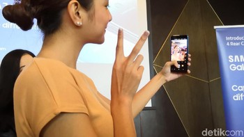 Mikha asyik menjajal kamera selfie Galaxy A7 yang resolusinya 24 megapixel.  (Foto: detikINET/Fino Yurio Kristo)