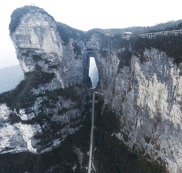 Salah satu yang paling ikonik di sini asalah Heaven Gate Mountain, yakni gerbang menuju titik teratas dari Tianmen. Bentuknya seperti lubang di tengah tebing dengan ratusan anak tangga. Istimewa/iStock  Salah satu yang paling ikonik di sini asalah Heaven Gate Mountain, yakni gerbang menuju titik teratas dari Tianmen. Bentuknya seperti lubang di tengah tebing dengan ratusan anak tangga. Istimewa/iStock Â