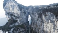 Salah satu yang paling ikonik di sini asalah Heaven Gate Mountain, yakni gerbang menuju titik teratas dari Tianmen. Bentuknya seperti lubang di tengah tebing dengan ratusan anak tangga. Istimewa/iStock   