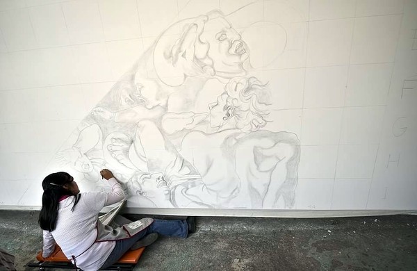 Pertama-tama, mereka membuat sketsa terlebih dahulu di atas kanvas. Baru kemmudian diberi warna sesuai dengan lukisan aslinya (AFP/Getty Images) Pertama-tama, mereka membuat sketsa terlebih dahulu di atas kanvas. Baru kemmudian diberi warna sesuai dengan lukisan aslinya (AFP/Getty Images)