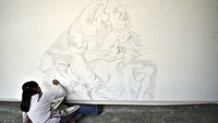 Pertama-tama, mereka membuat sketsa terlebih dahulu di atas kanvas. Baru kemmudian diberi warna sesuai dengan lukisan aslinya (AFP/Getty Images)