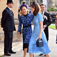 Gaun biru tua bergaya vintage dengan motif floral menjadi andalan Cressenda Bonas. Sang aktris dikabarkan pernah berpacaran dengan Pangaran Harry pada 2012. (Foto: Getty Images)