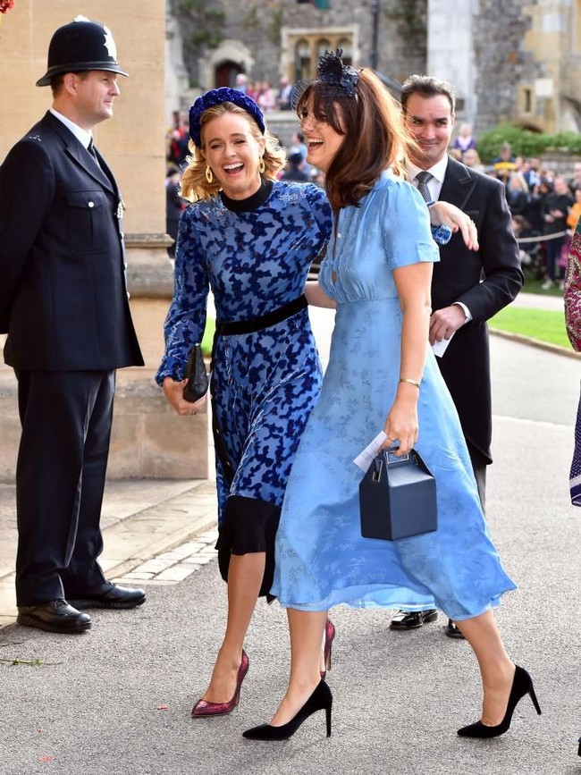 Gaun biru tua bergaya vintage dengan motif floral menjadi andalan Cressenda Bonas. Sang aktris dikabarkan pernah berpacaran dengan Pangaran Harry pada 2012. (Foto: Getty Images)
