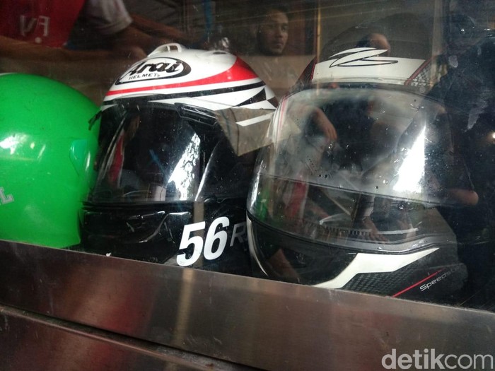 Helm merupakan perangkat utama saat berkendara motor. Fungsinya jelas vital, yakni untuk melindungi kepala dari benturan ketika terjadi insiden kecelakaan. Tapi jangan hanya bisa memakainya. Helm juga perlu dirawat, minimal dicuci ketika bagian dalam helm sudah dirasa kotor dan menimbulkan bau.