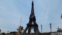 Pembangunan itu ditargetkan selesai bulan November 2018 mendatang. Tujuh bangunan replika keajaiban dunia tersebut yakni Menara Eiffel, Menara Pisa, Patung Liberty, Candi Borobudur, Taj Mahal, Sphinx dan Piramida Inca (Ragil Ajiyanto/detikTravel)