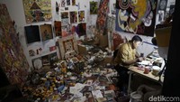Satu ruangan ini dipenuhi oleh karya seni dan menarik minat dan perhatian pengunjung. 
